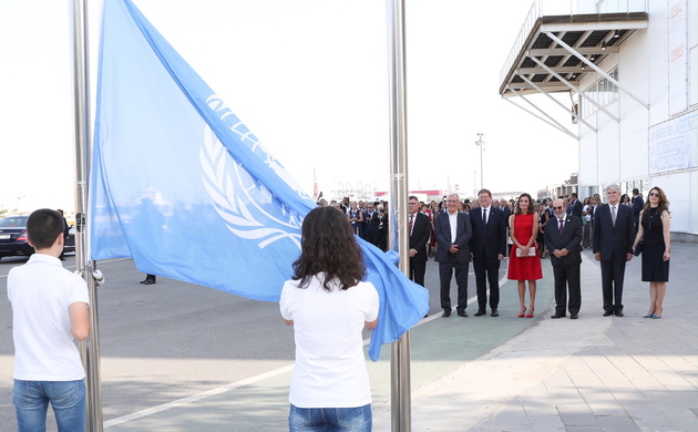 Su Majestad la Reina presencia junto a las autoridades presentes, el izado de la bandera de la Organización de las Naciones Unidas